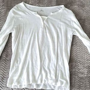 White casual mid length sleeve shirt